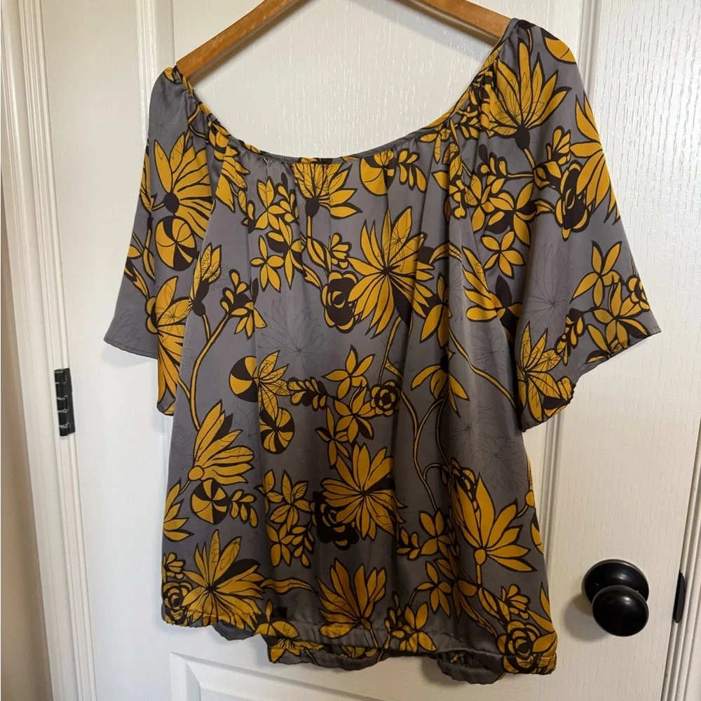 Old Navy Plus 2X Floral Faux-Wrap Blouse | Grey & Golden Yellow Bubble Hem - Picture 3 of 3
